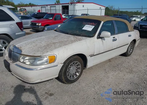 2000 Lincoln Town Car Signature from USA, damaged, VIN 1LNHM82W4YY842937